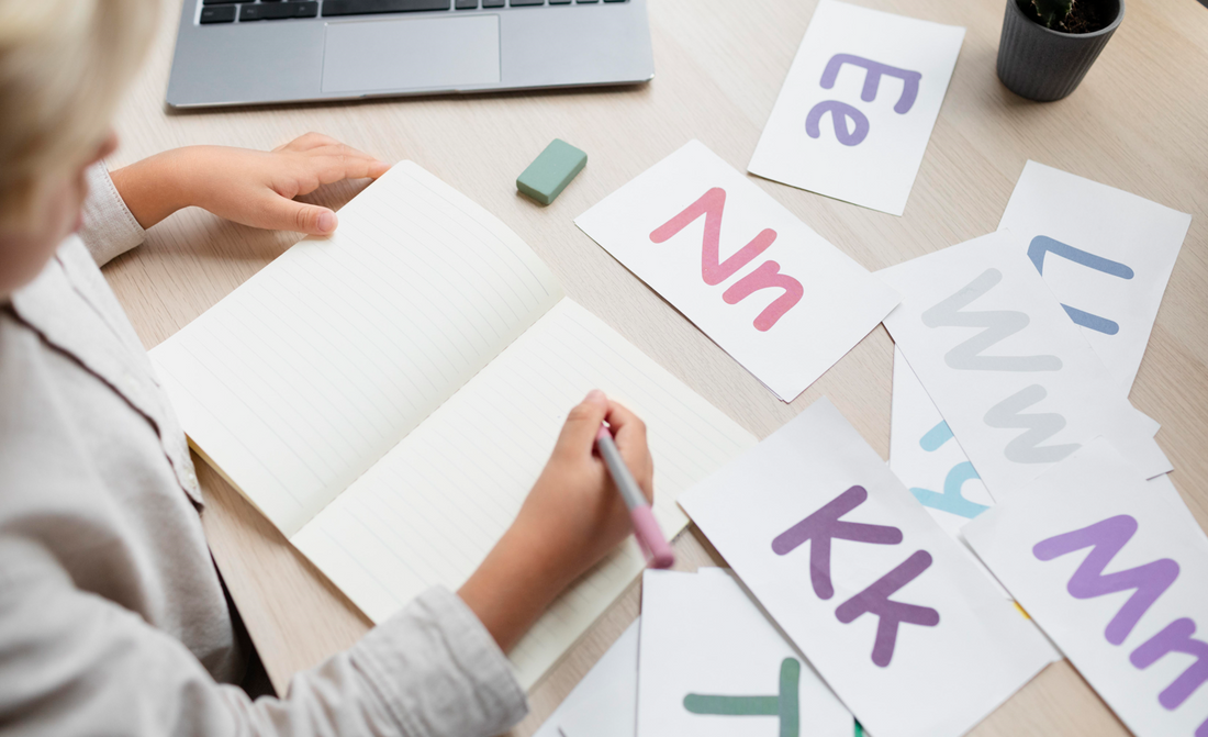 Niño de 7 años trabajando la lectoescritura desde casa 